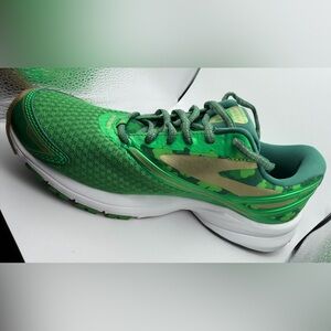 NIB Brooks Green and Gold Launch 4 Running Shoe